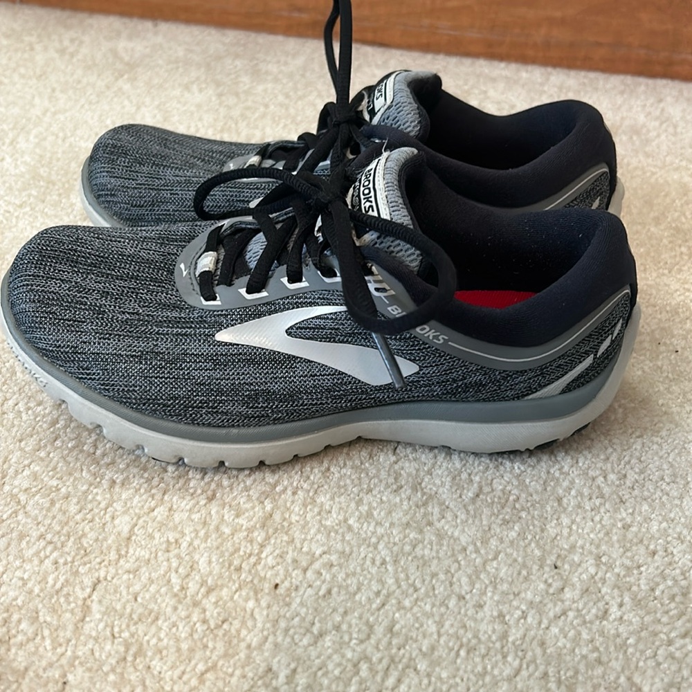 Brooks Pure Flow 7 athletic shoes, sz 6